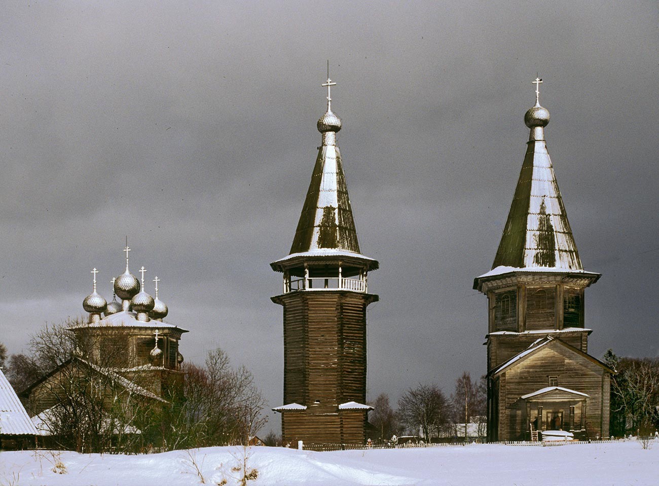 Ljadini. Od leve: Bogojavljenska cerkev, zvonik, Pokrovska cerkev. Pogled proti zahodu. (Zvonik in Pokrovska cerkev sta bila uničena v požaru, 5. maja 2013) 28. februar 1998
