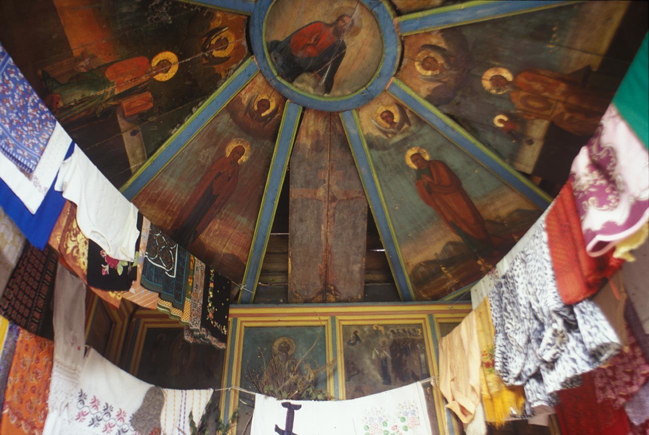 Fominskaja (zraven vasi Ljadini). Kapela čudežne ikone Odrešenika. Notranjost s poslikanim stropom (nebo). 16. junij 1998

