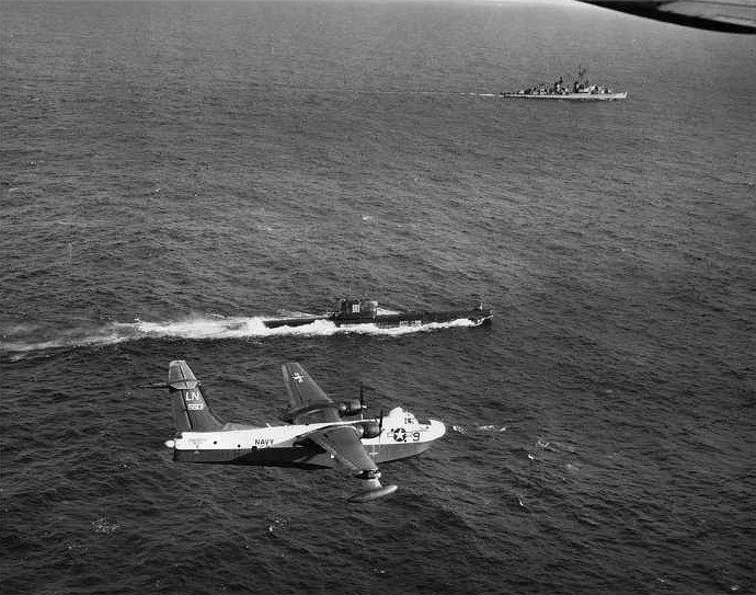 Martin SP-5B Marlin, da Marinha dos Estados Unidos, sobrevoa o submarino soviético Projeto 641 B-36 durante a Crise dos Mísseis cubanos, em outubro de 1962