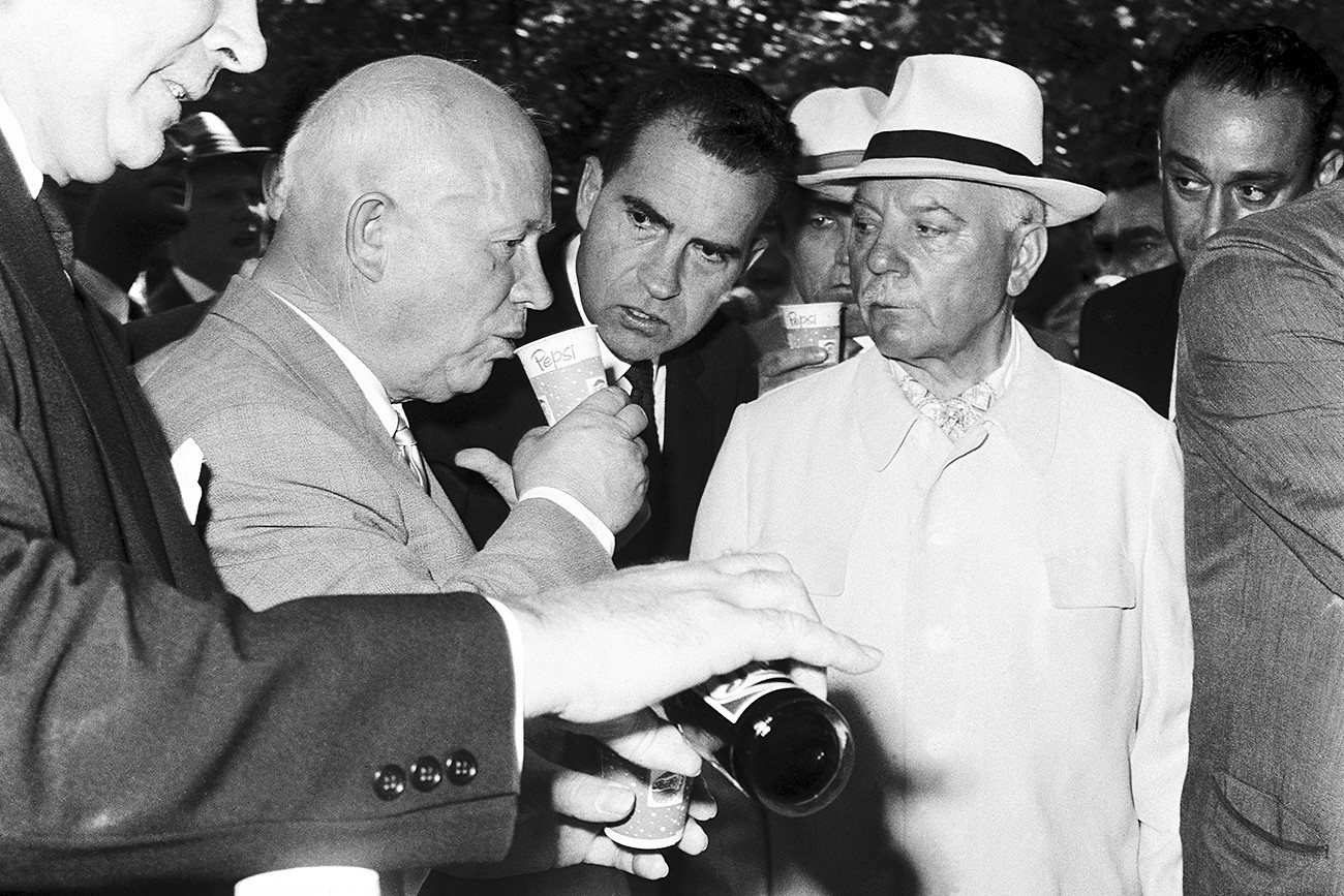 Jruschev, a punto de probar la Pepsi por primera vez. 
