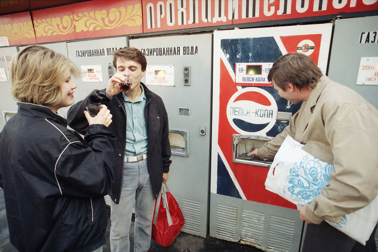 Moscovitas ante una máquina de Pepsi Cola, 1991