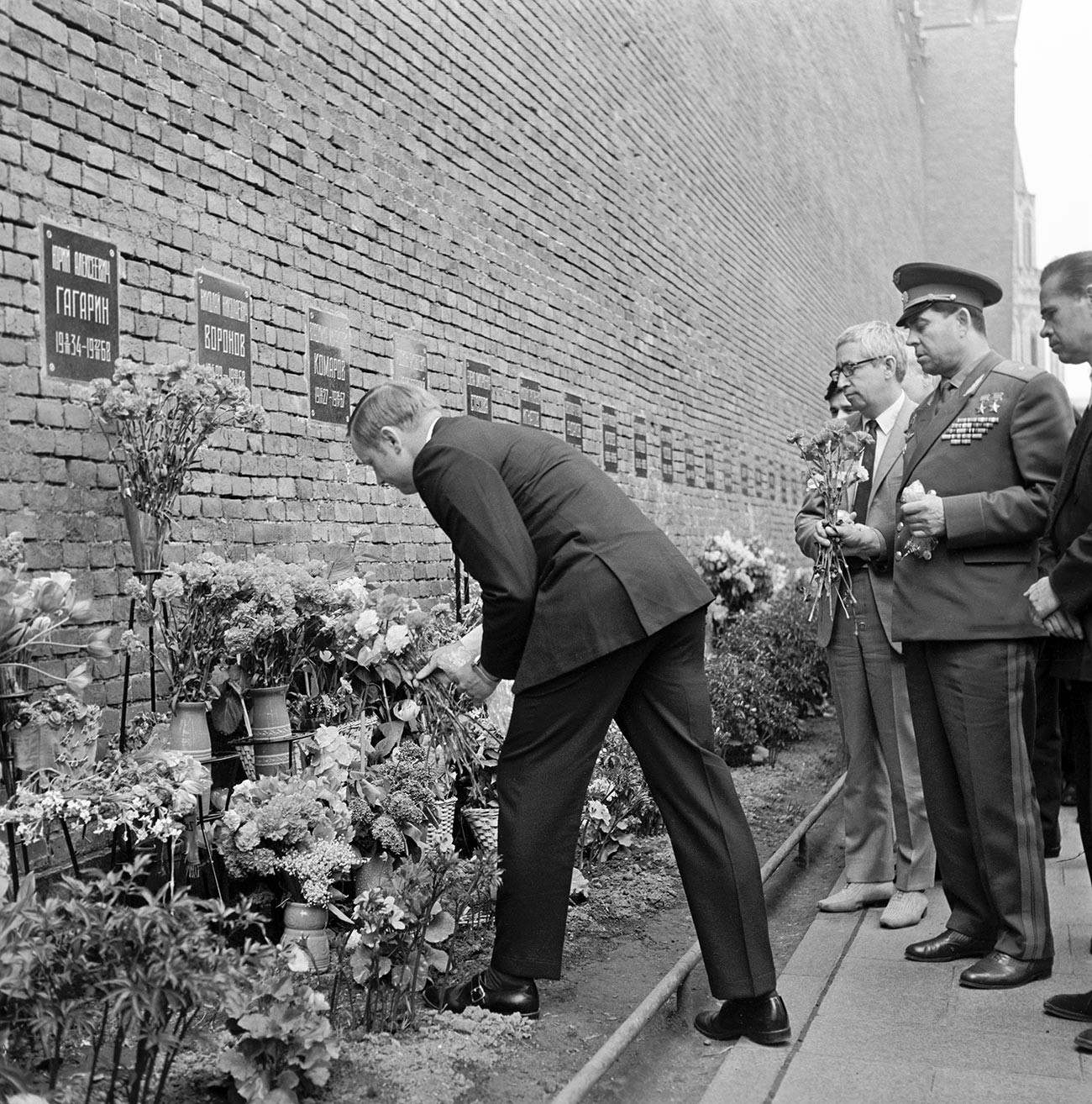 Нил Армстронг возлагает цветы к могиле Юрия Гагарина в Кремлевской стене. 