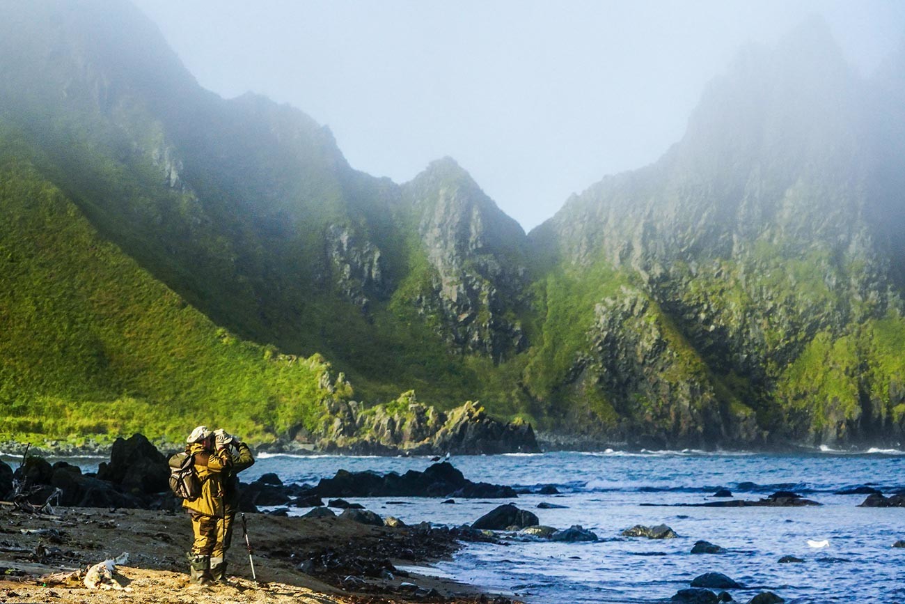 Чланови експедиције стоје на обали рта Васин острва Уруп (острво јужне групе Великог гребена Курилских острва).