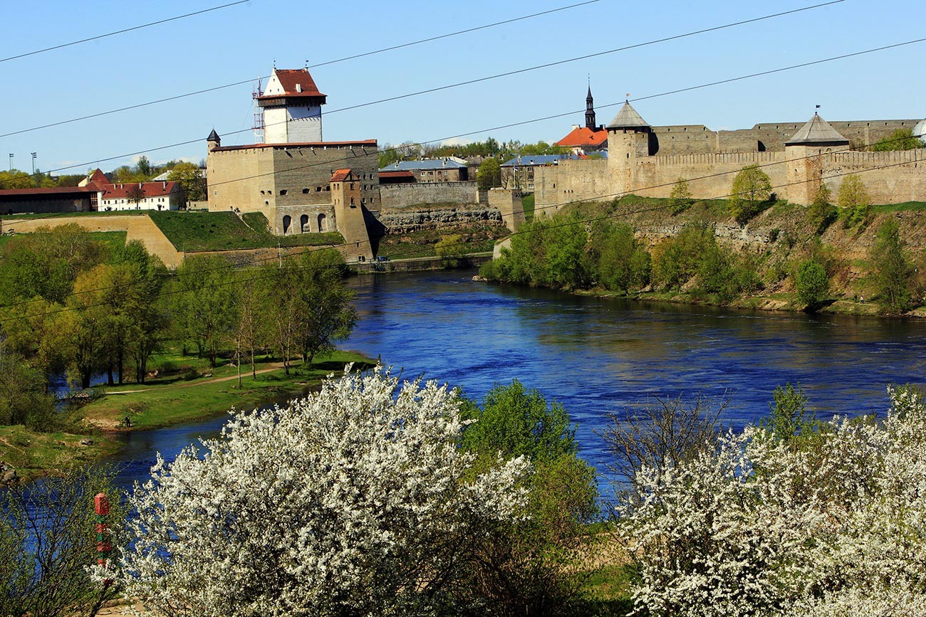 Државна граница Русије и Естоније пролази средином старог корита реке Нарва. На слици: тврђава Нарва на територији Естоније (лево) и Ивангородска тврђава на територији Русије (десно).