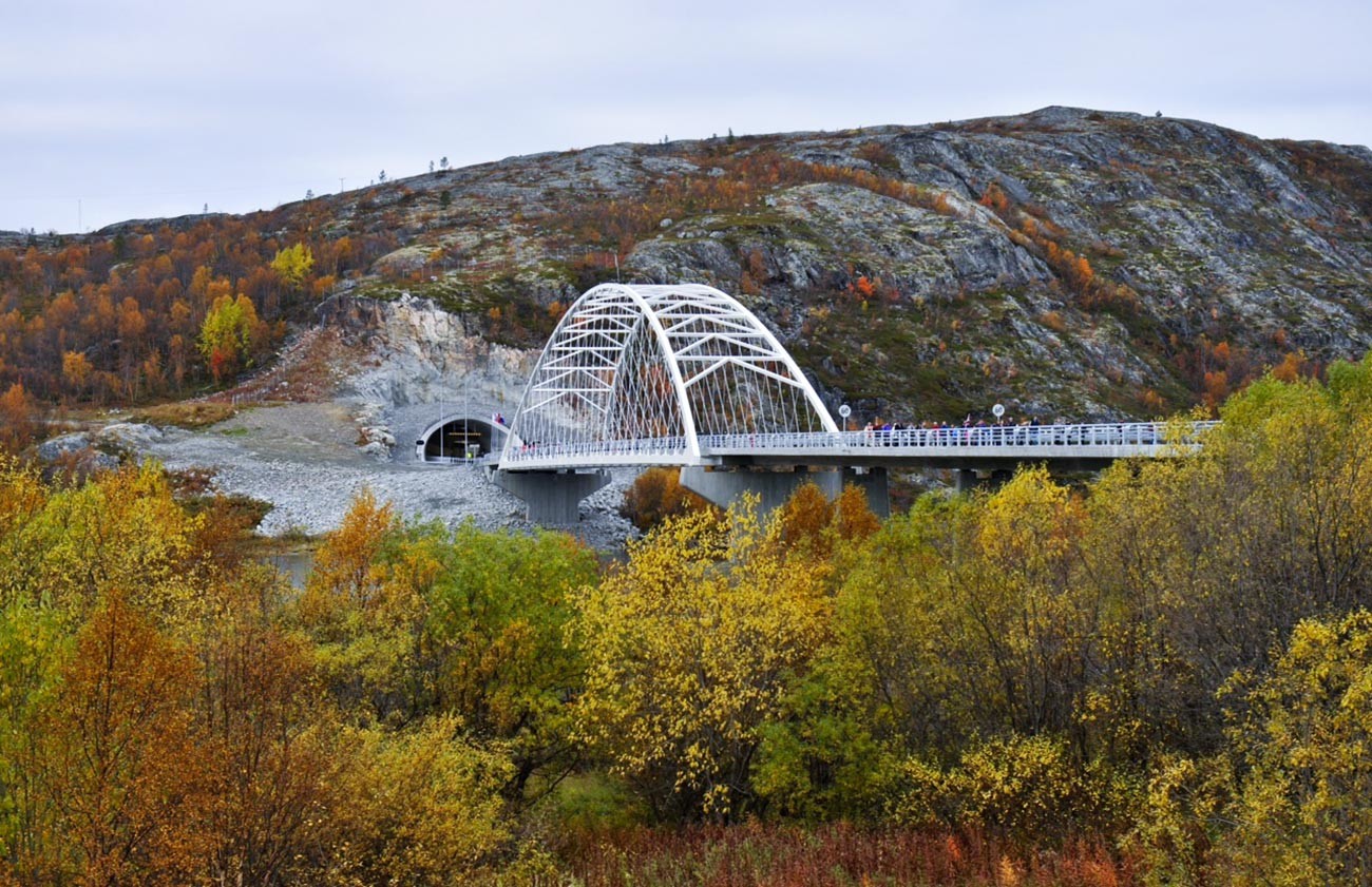 Челични мост Бекфорд на ауто-путу Е105 код насеља Стурскуг.  Ауто-пут Е105  је једини магистрални пут који пресеца норвешко-руску границу.