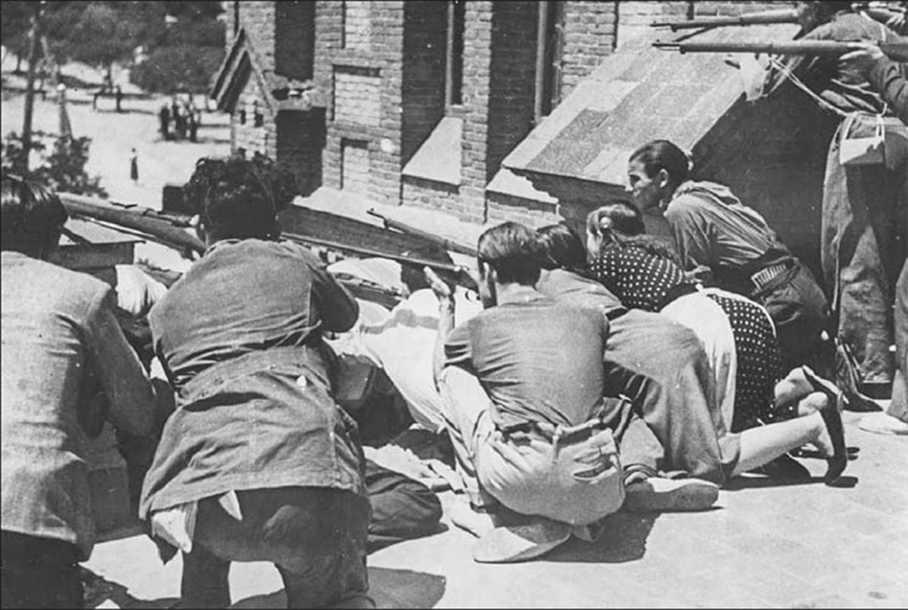 Combats de rue entre des insurgés franquistes et la milice populaire à Madrid, le 30 juillet 1936