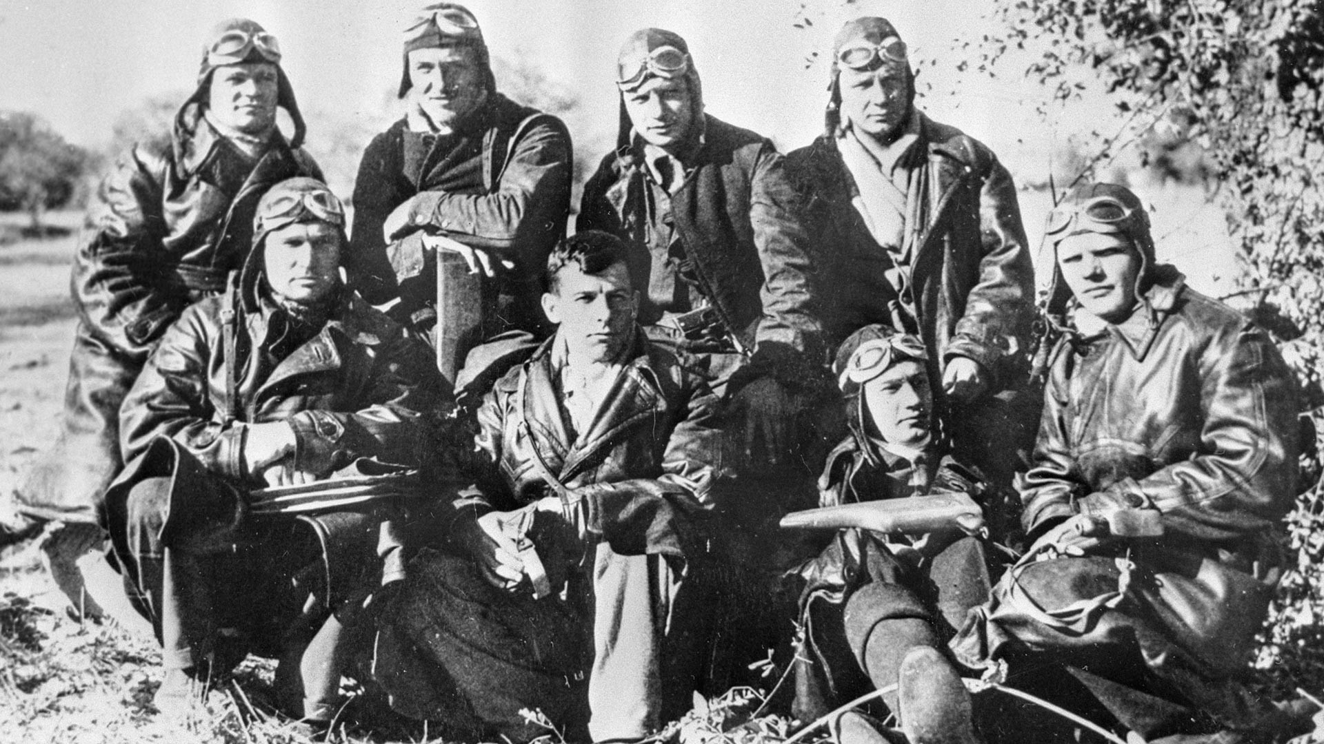 Pilotes de l'air soviétiques dans un aérodrome près de Madrid