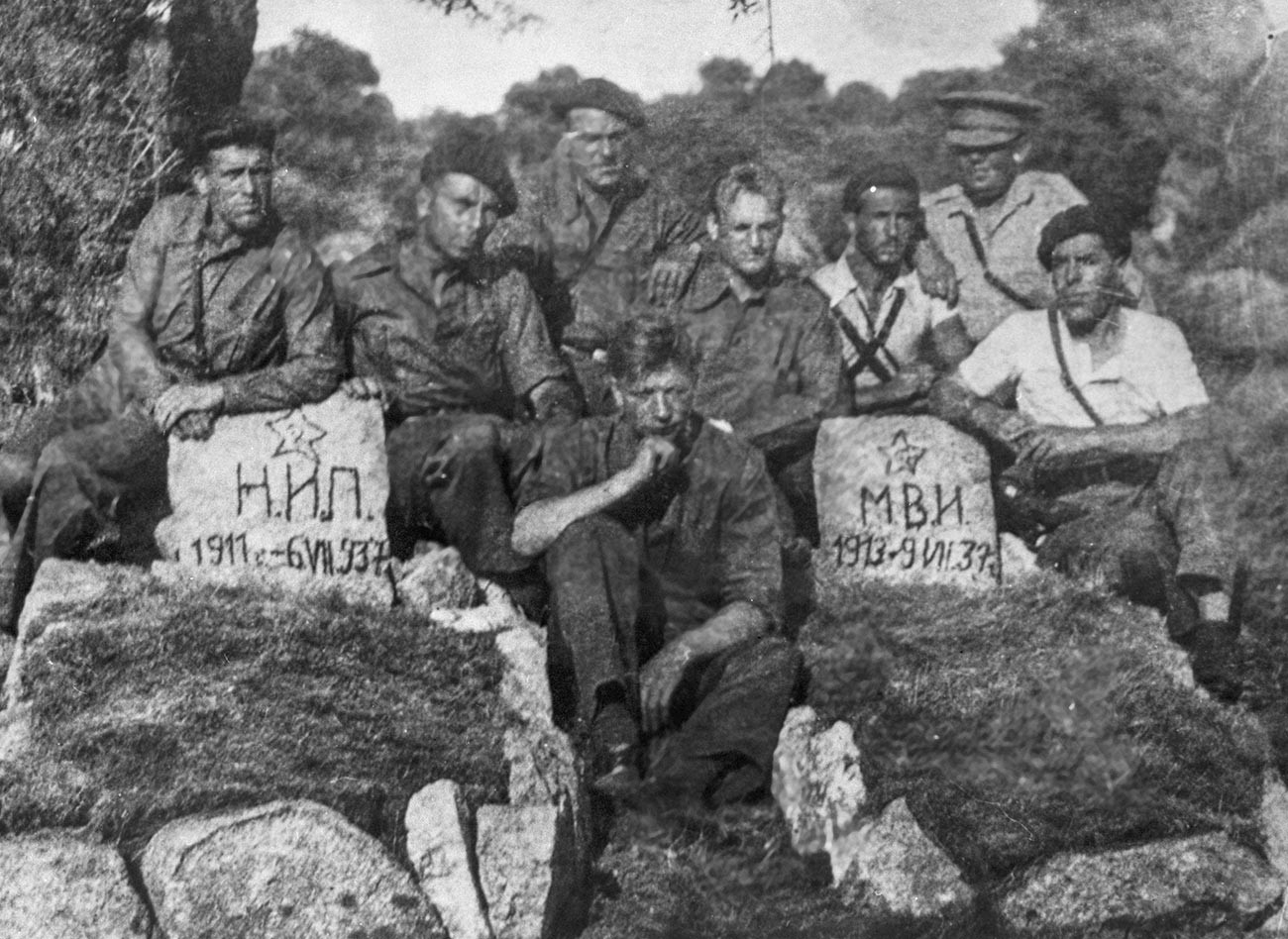 Pilotes de chars soviétiques sur la tombe de camarades tombés durant la guerre civile espagnole