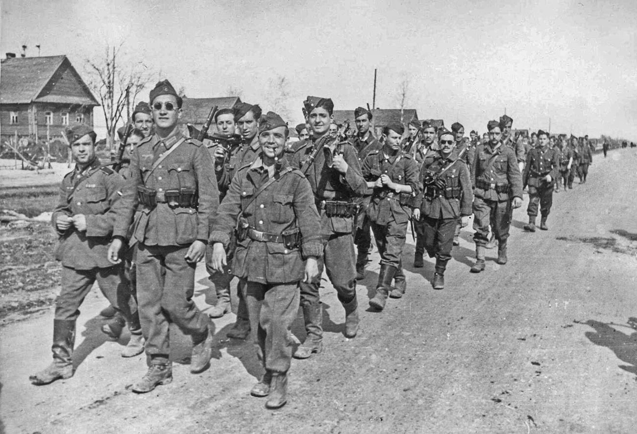 Remplacements pour la Division bleue. Des volontaires espagnols marchent vers leur lieu d'affectation. 