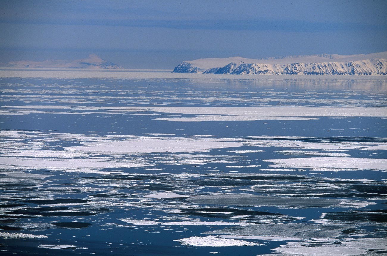 Ilha russa de Grande Diômede, ou Ratmanov (à direita), e a ilha americana de Pequena Diômede, ou Krusenstern (à esquerda), no Estreito de Bering