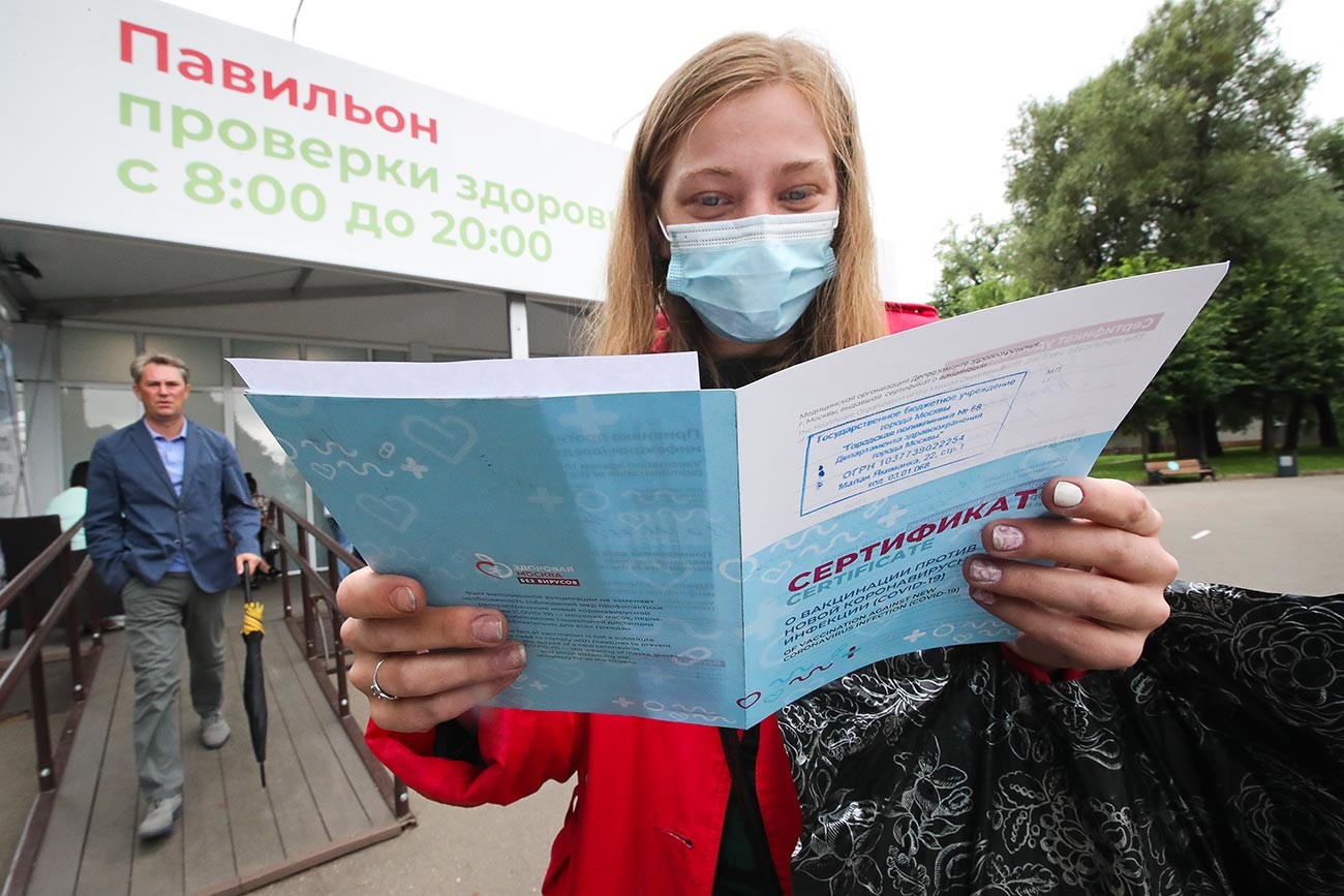 Jeune femme tenant son certificat de vaccination