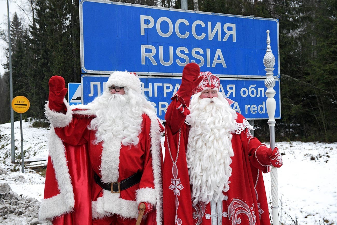 Ruski dedek Mraz in finski Božiček na rusko-finski meji.
