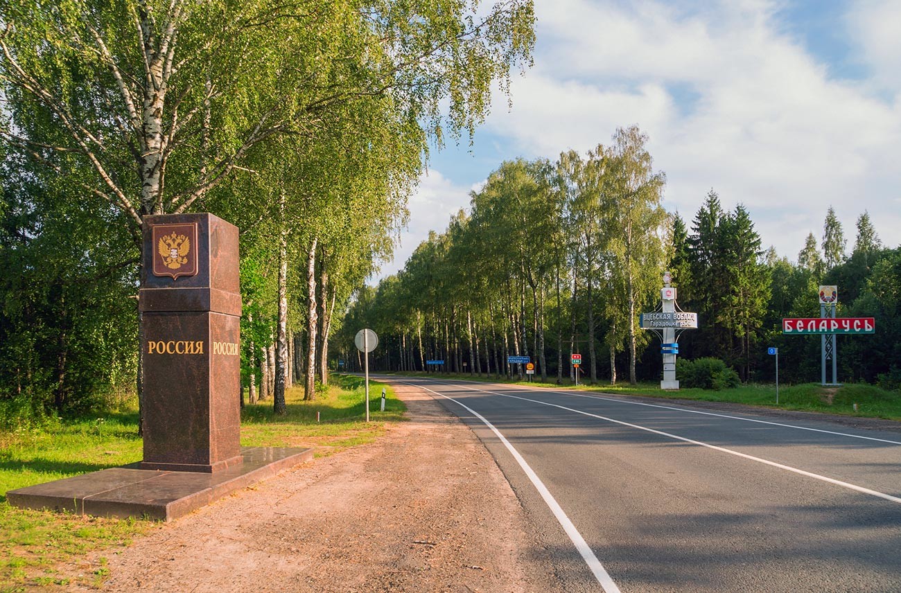 Un monumento sulla strada che segna il confine tra la Russia e la Bielorussia