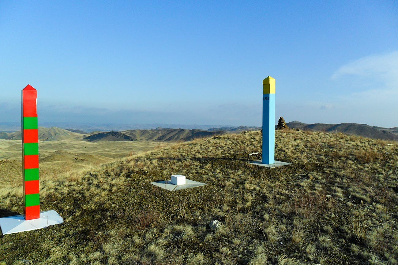 Poteaux indiquant la frontière russo-kazakhe, vue depuis le côté russe