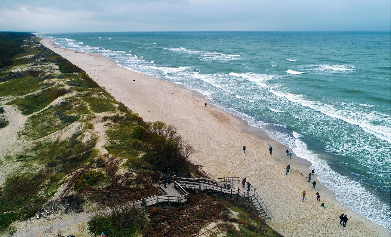 Песочна плажа на брегот на Балтичкото море во националниот парк „Курска превлака“.
