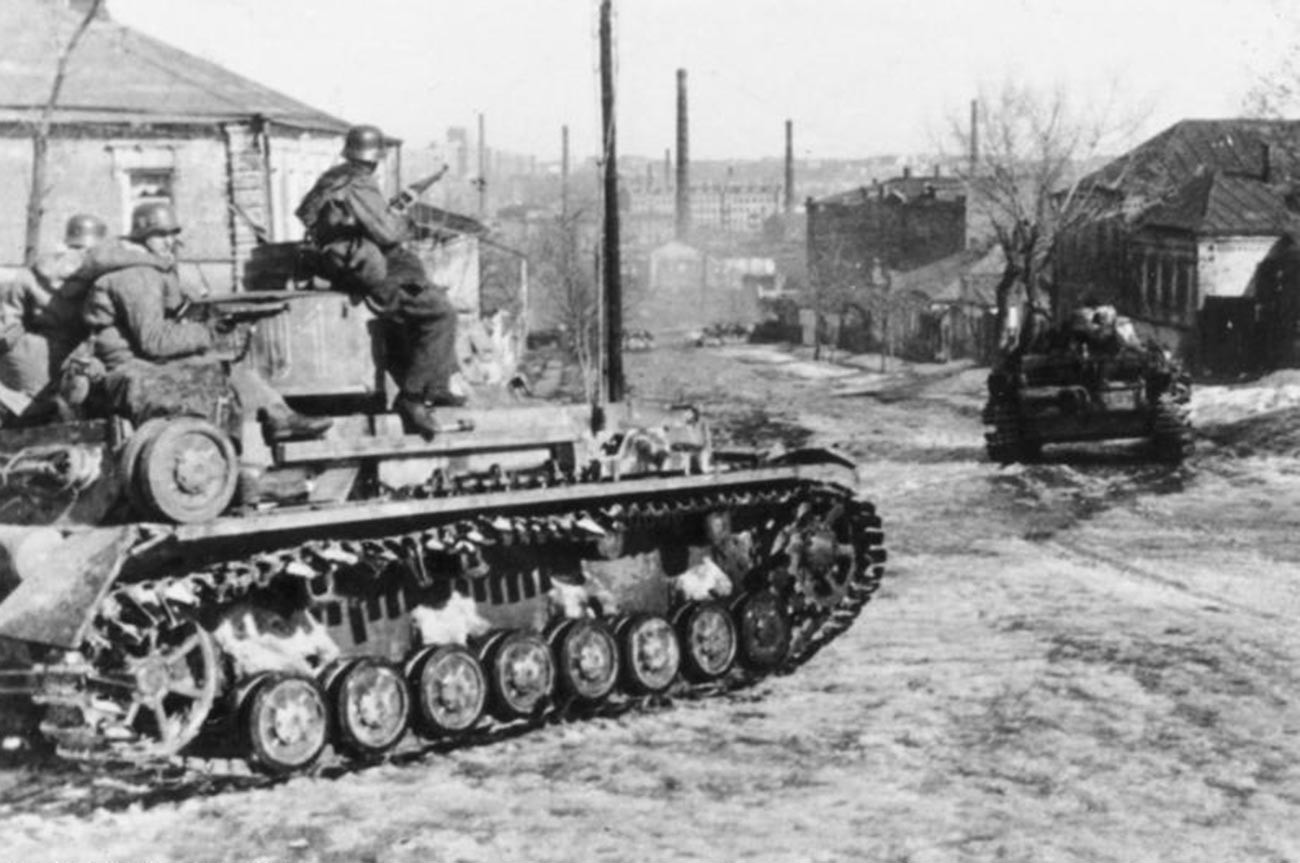 Русија, Харков, војници нацистичке дивизије Waffen-SS са тенковима Panzerkampfwagen IV.