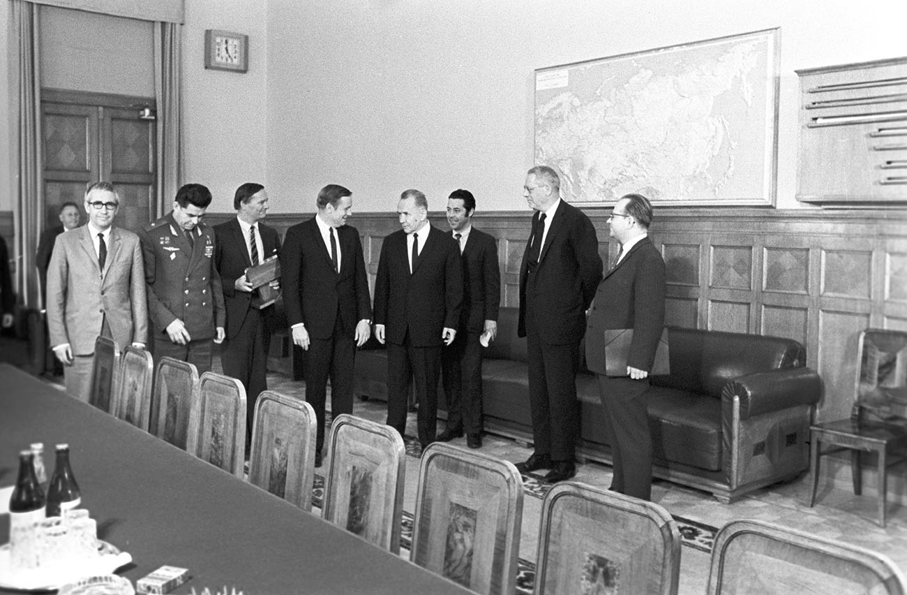 Le président du Conseil des ministres de l'URSS Alexis Kossyguine (quatrième à droite) a reçu l'astronaute américain Neil Armstrong (quatrième à gauche) au Kremlin lors de sa visite en URSS.