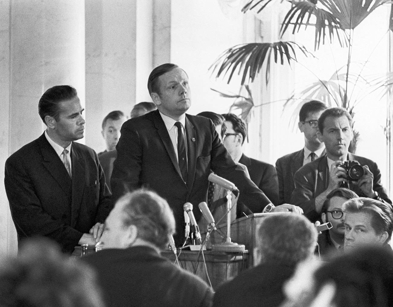 Neil Armstrong, au centre, lors d'une conférence de presse à l'Académie des sciences de l'URSS