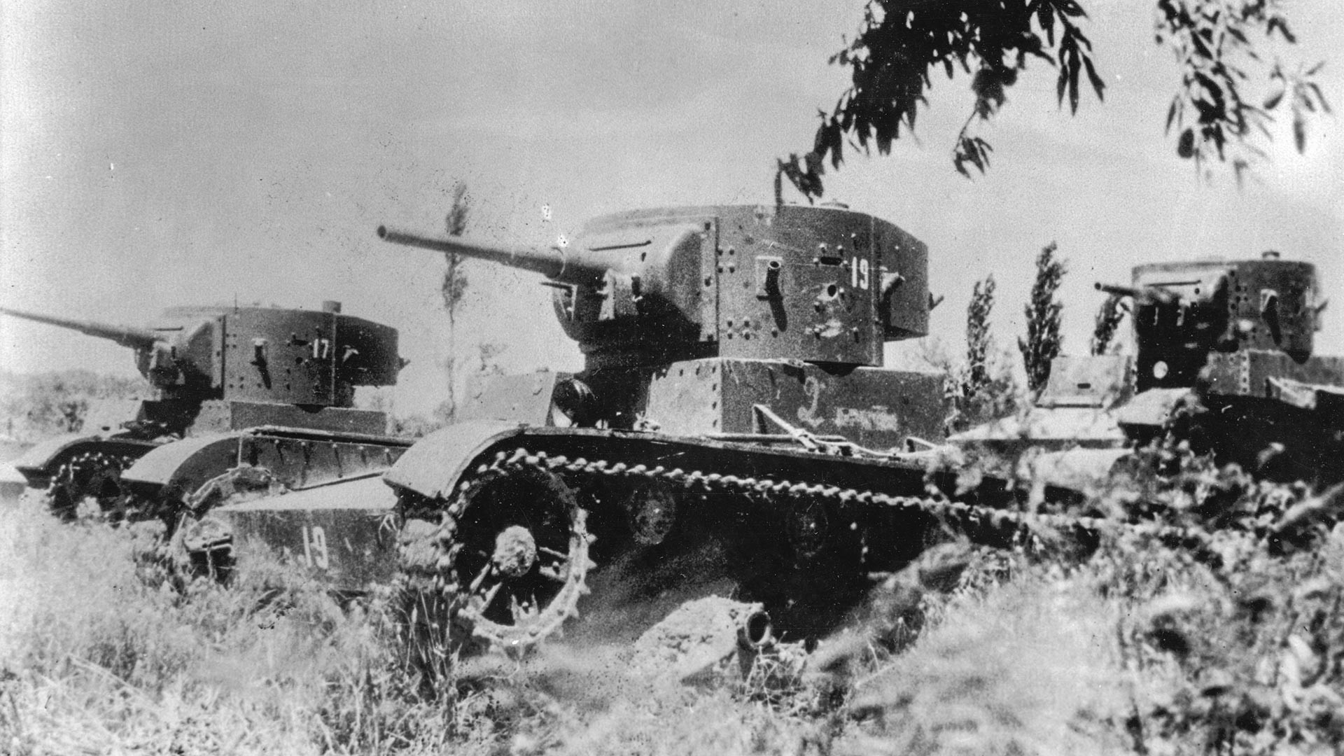 スペイン内戦の戦場を走る3両のソ連製T-26戦車