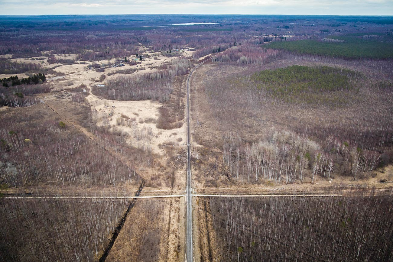 Diese Luftaufnahme zeigt die lettisch-russische Grenze und eine kreuzende Bahnstrecke bei Ludza.