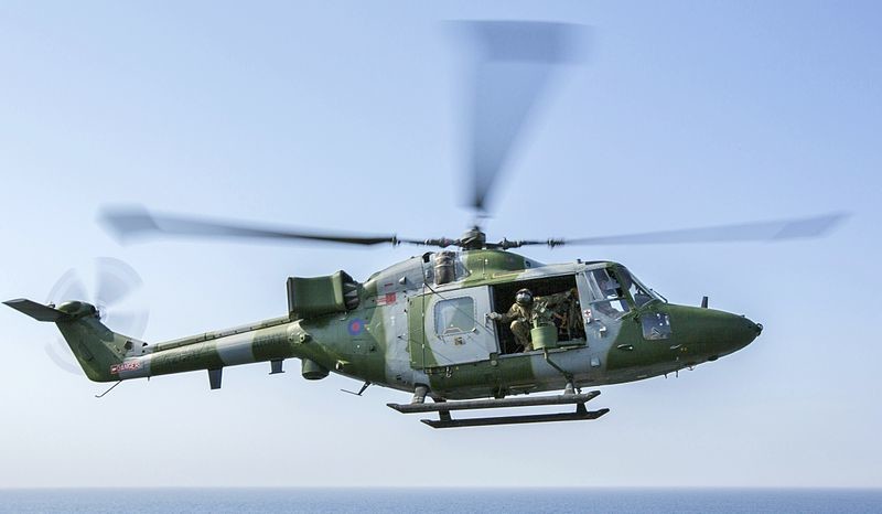 Westland Lynx británico a punto de posarse en la cubierta del USS Kearsarge
