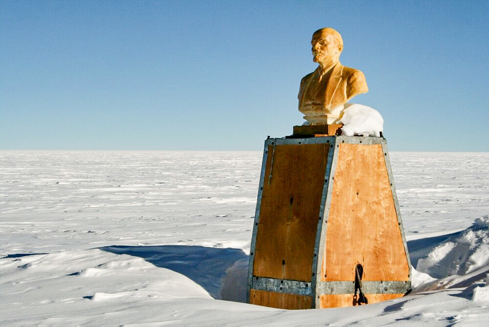 Patung dada Lenin. Markas Soviet terkubur di bawah lapisan salju.