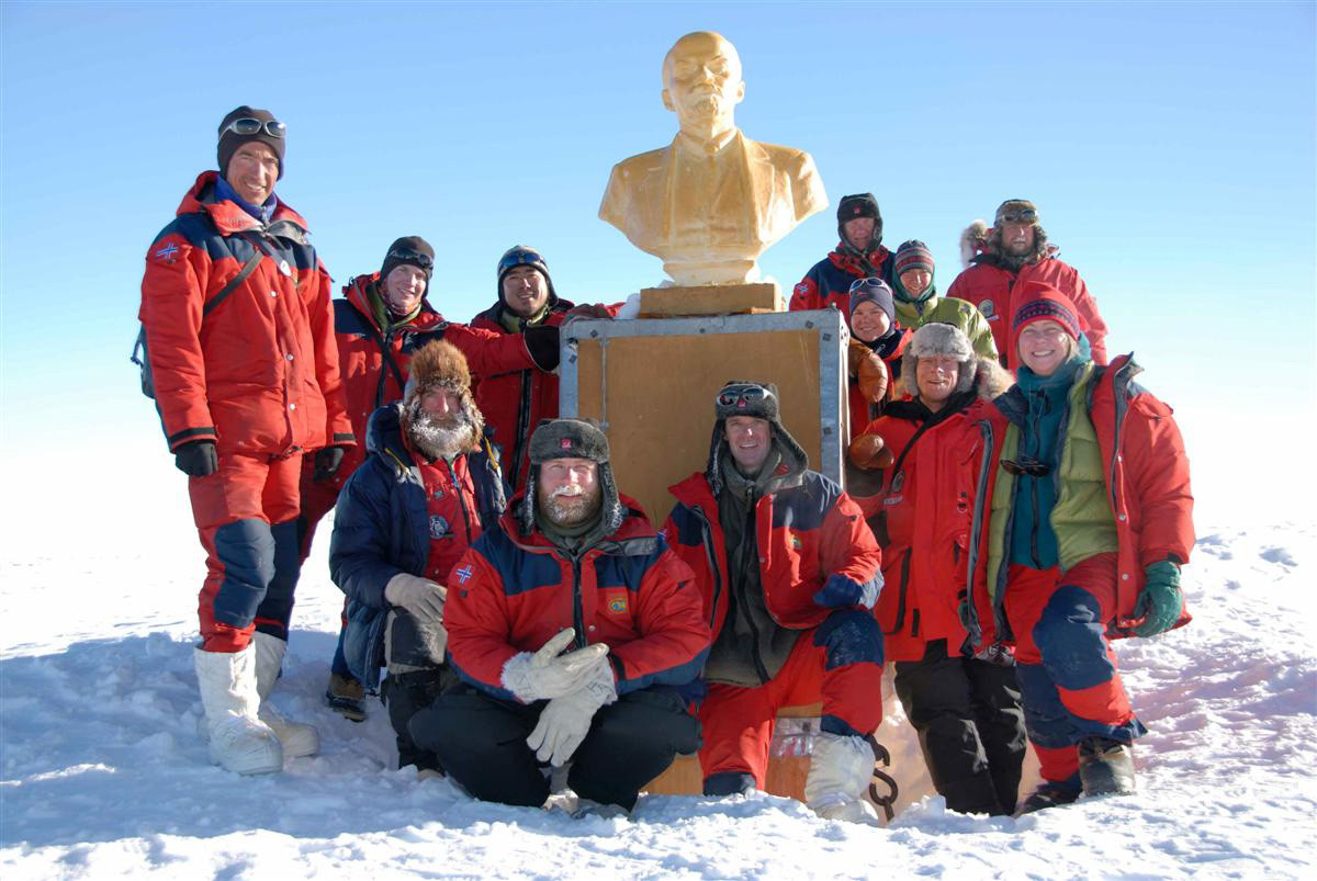 Tim Norwegian-US Traverse berfoto bersama patung Lenin.