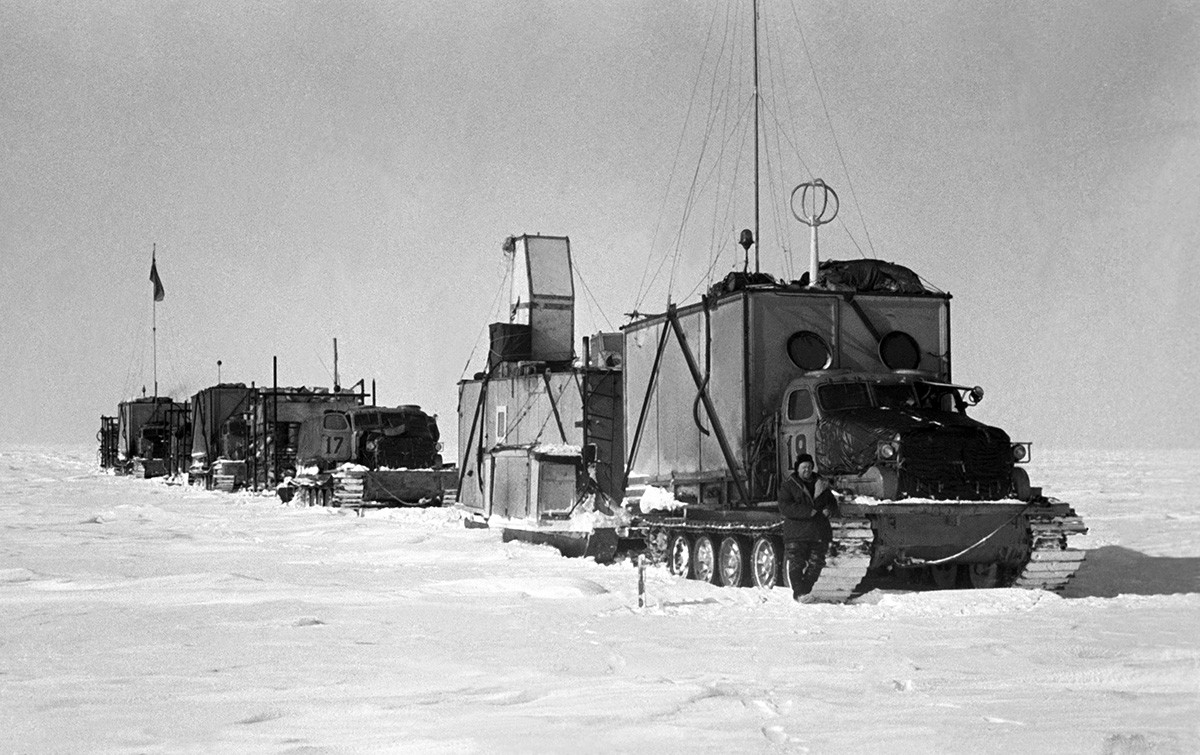 Traktor-traktor Ekspedisi Antarktika ketiga Soviet, 1959.