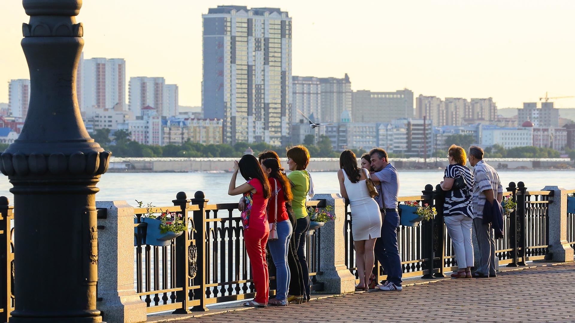 Blagoveshchensk. Vista del terraplén del río Amur y de la ciudad de Heihe.
