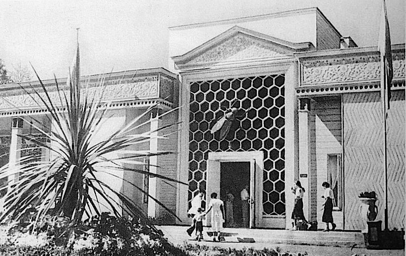 Il Padiglione “Pchelovodstvo” (“Apicoltura”) in una foto del 1939