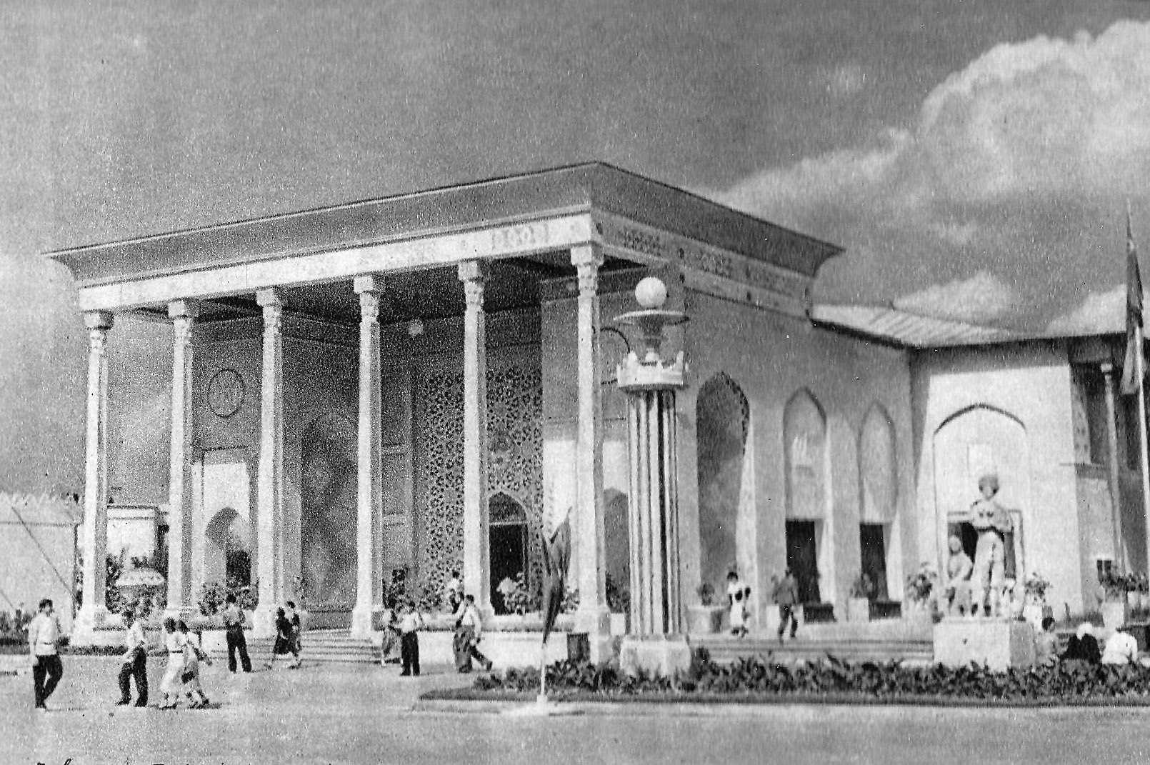 Il Padiglione della Repubblica Socialista Sovietica Turkmena in una foto del 1939-40
