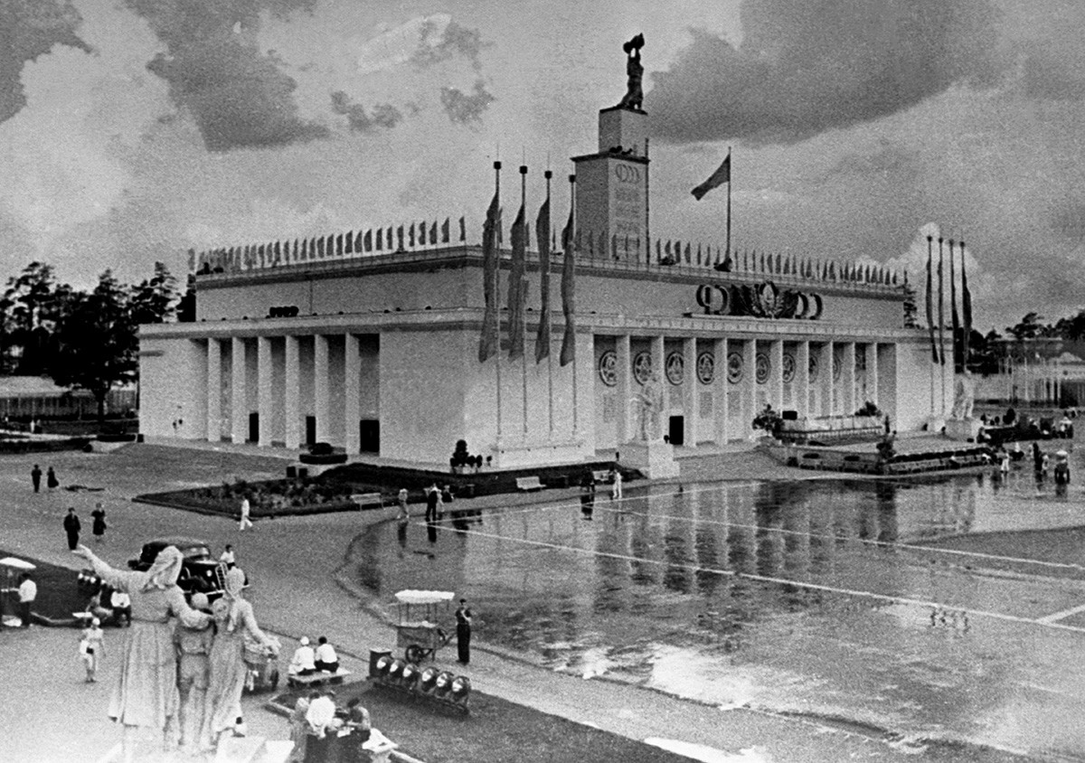 Il “Glavnyj paviljon” (“Padiglione principale”) dell’Esposizione agricola di Tutta l’Unione (VSKhV) in una foto del 1939-40