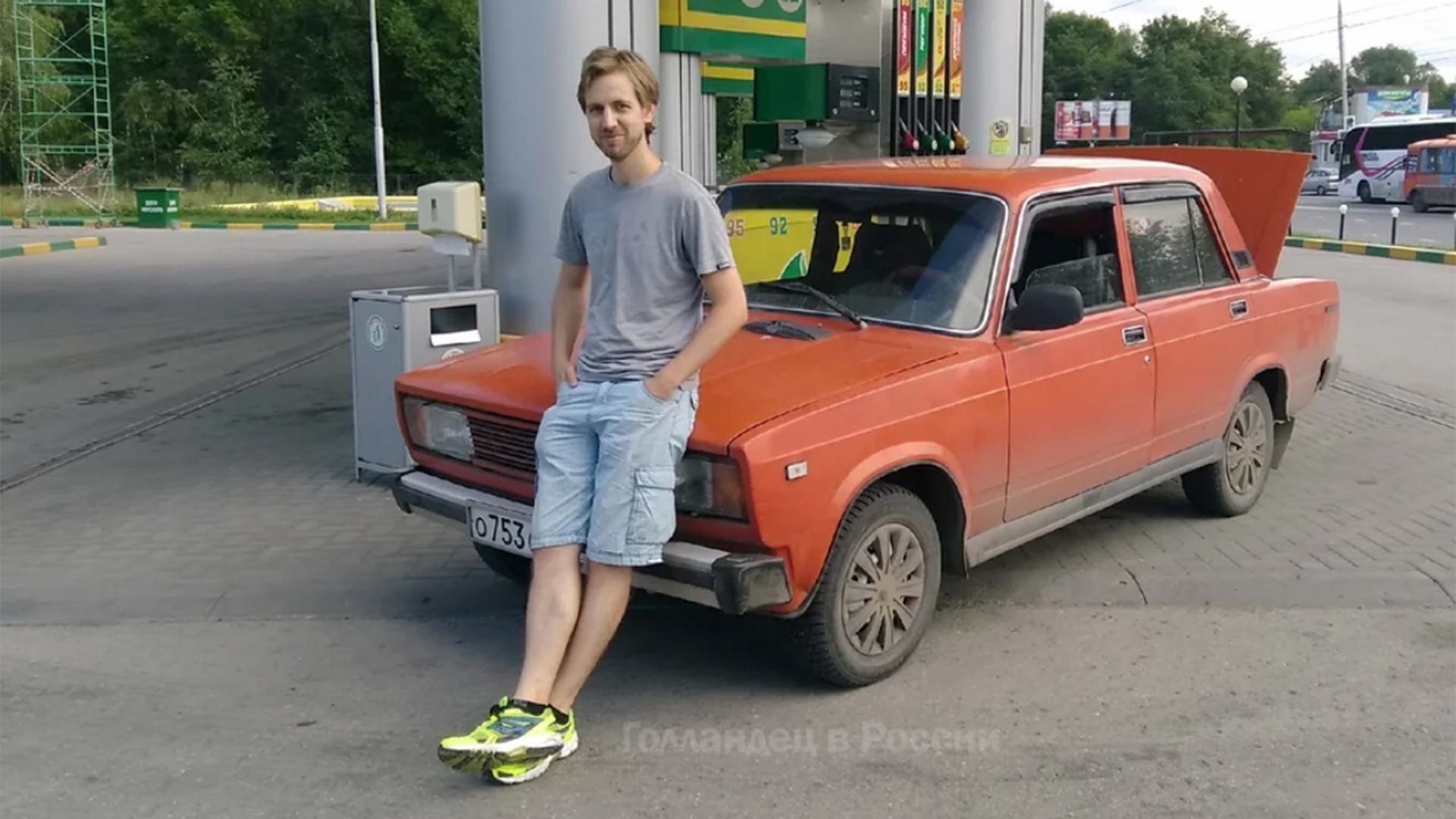 Махил на фоне советского авто.