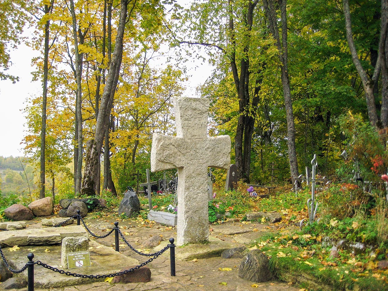 Croix de Trouvor, à Izborsk. Selon la légende, il s'agirait de la tombe de Trouvor, néanmoins, les chercheurs affirment qu'elle a été installée plusieurs siècles après la mort supposée de ce personnage. Les habitants l'auraient érigée à l'emplacement de l'ancienne ville, en signe d'hommage.