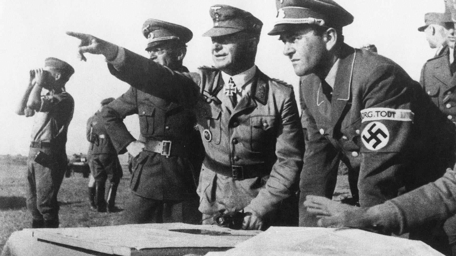 Il ministro tedesco agli armamenti e alla produzione bellica del Terzo Reich, con gli ufficiali del gruppo di ingegneria militare Organizzazione Todt sul fronte orientale, 1943