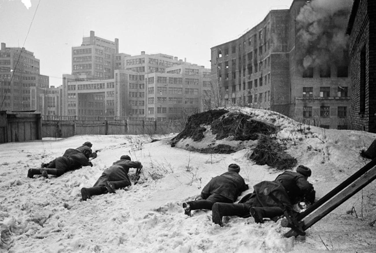 La liberazione di Kharkov. La fanteria sovietica davanti all'edificio di Gosprom