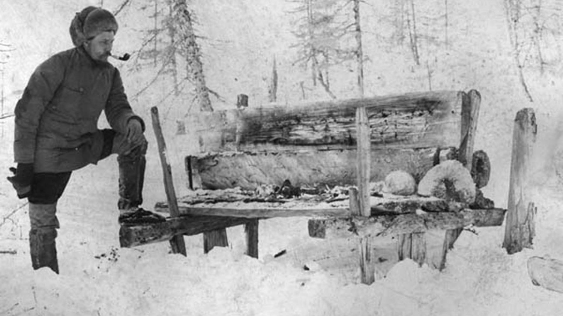 V. Vasilyev, seorang etnografer, dan kuburan orang Yakut di atas tanah di wilayah Yenisey, Siberia, 1905.