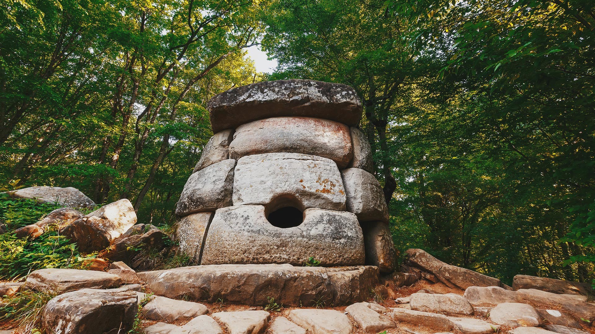 Sebuah dolmen di dekat Sungai Zhane, Krasnodarsky krai, Rusia.