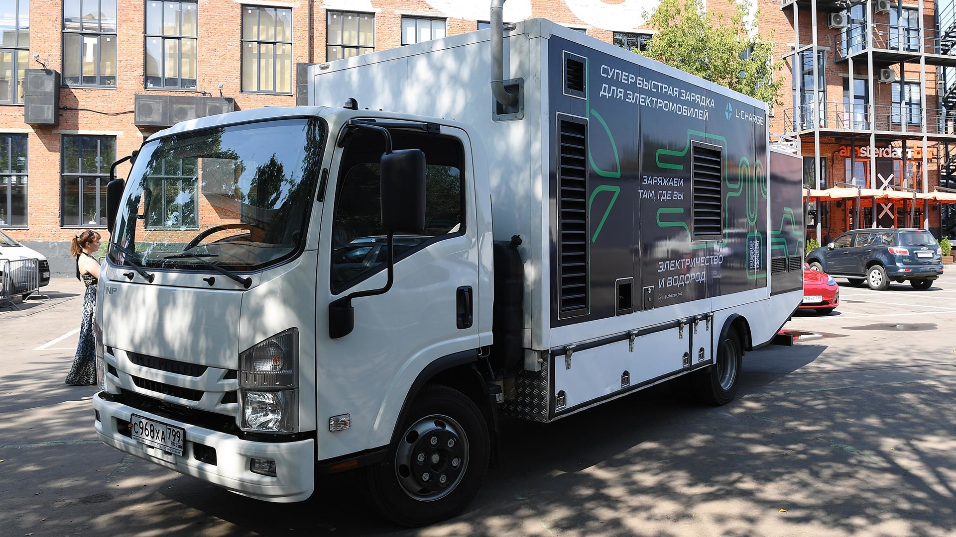 Proizvođač stanica za punjenje vozila na električni pogon L-Charge predstavio je mobilni punjač elektromobila koji radi na principu taksija, tj. može se pozvati u bilo koji dio Moskve.