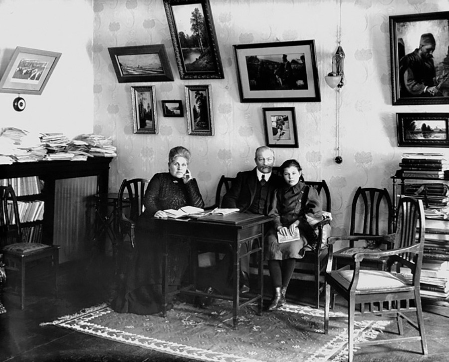 Pavel Miljukov con la moglie e la figlia nel soggiorno del suo appartamento