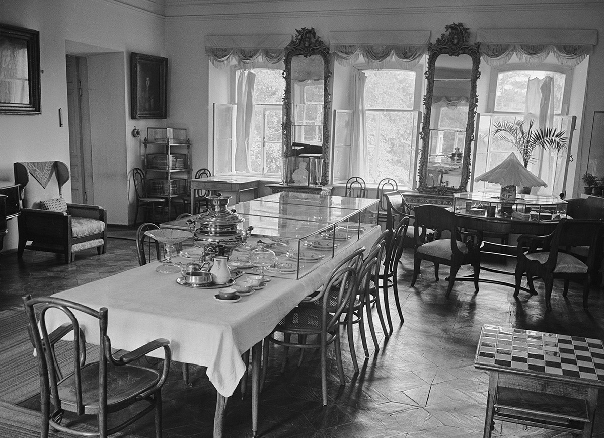 Région de Toula, URSS. Septembre 1960. Vue de la salle à manger du Musée-domaine de Iasnaïa Poliana ayant appartenu à Léon Tolstoï