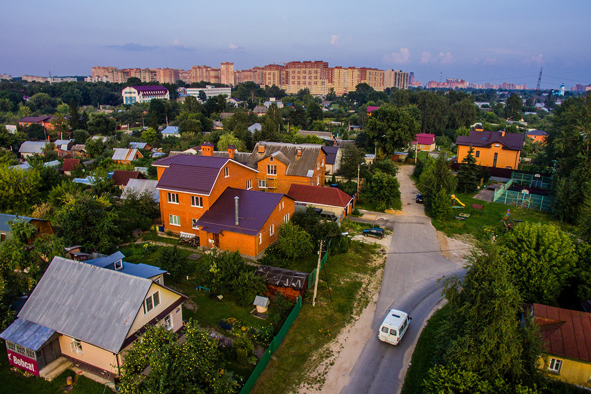 Mehrfamilienhäuser und Gartengrundstücke in der Stadt Schtschelkowo, Region Moskau.