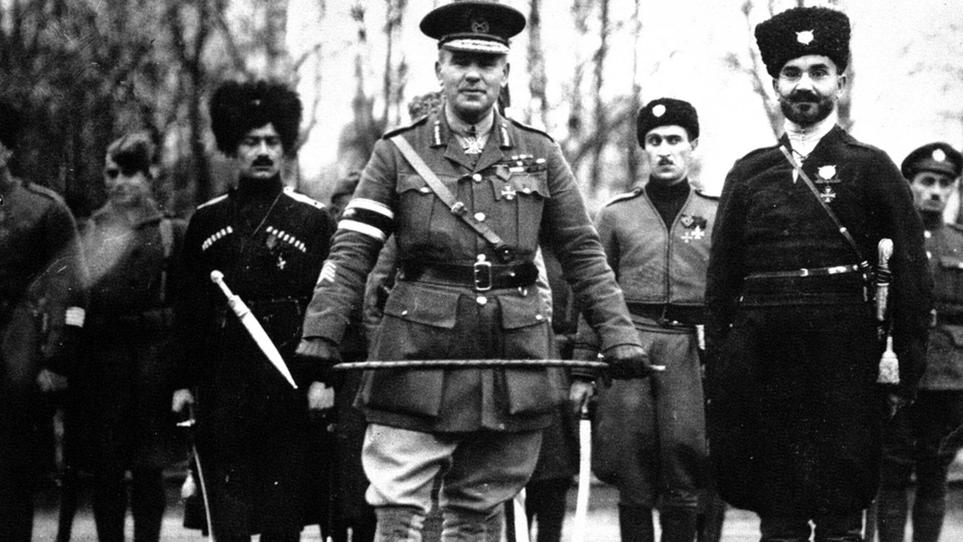 Британски генерал Фредерик Пул, који је командовао савезничким снагама у Архангелску до октобра 1918. године, заједно са козацима. Касније је стациониран са „белом“ трупама на југу Русије.