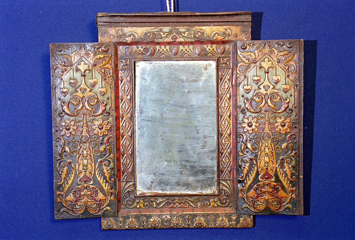 A mirror's frame, early XXth century. Kemerovo regional museum.  