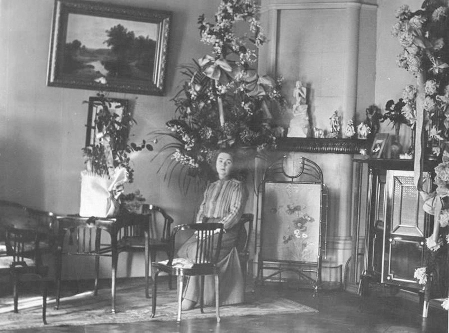 Портрет женщины в интерьере, 1910-е.