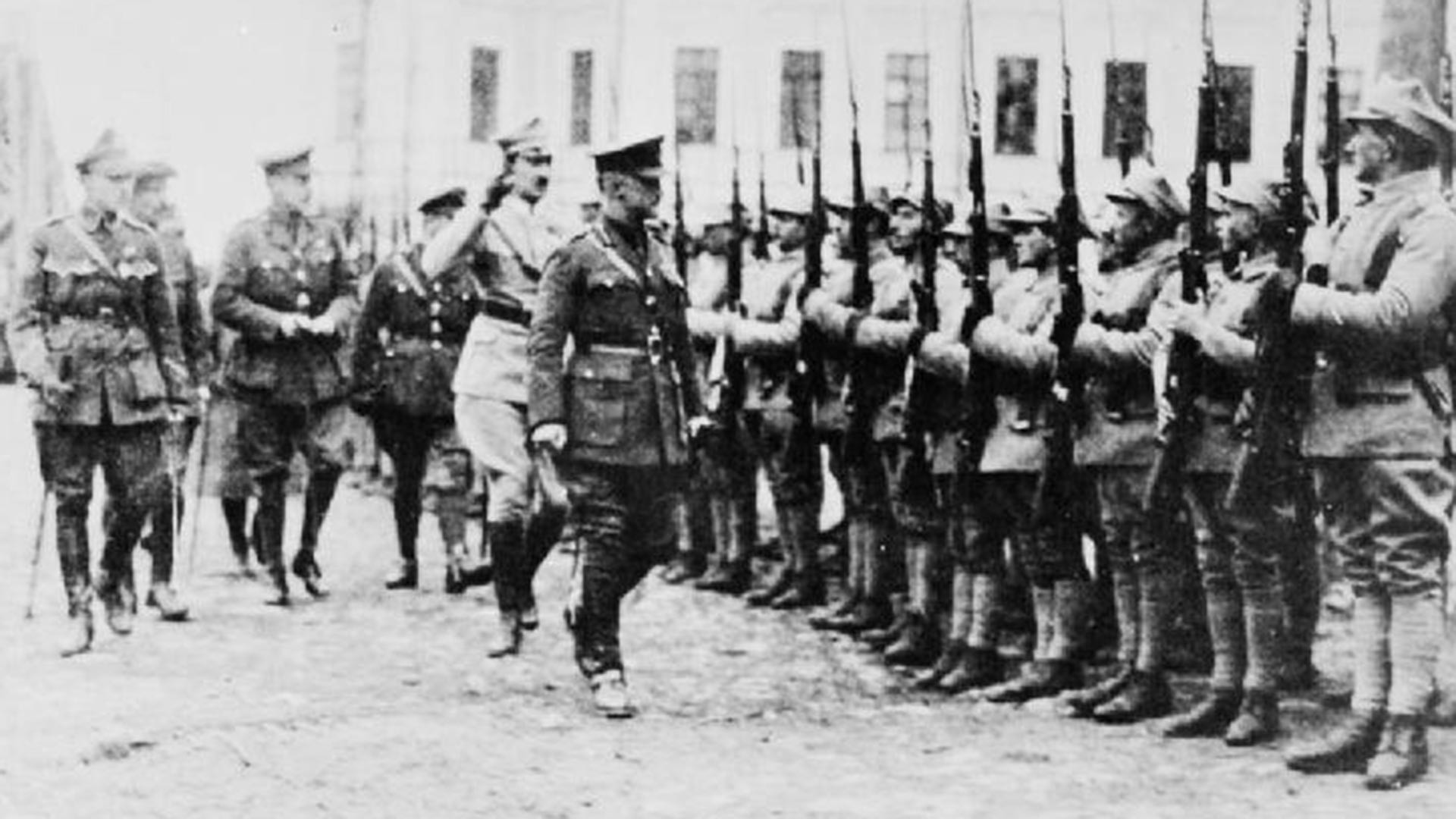 Poljski, angleški in francoski častniki na preverjanju odreda poljskih let t. i. Murmanskega bataljona pred odhodom na fronto. Arhangelsk, 1919
