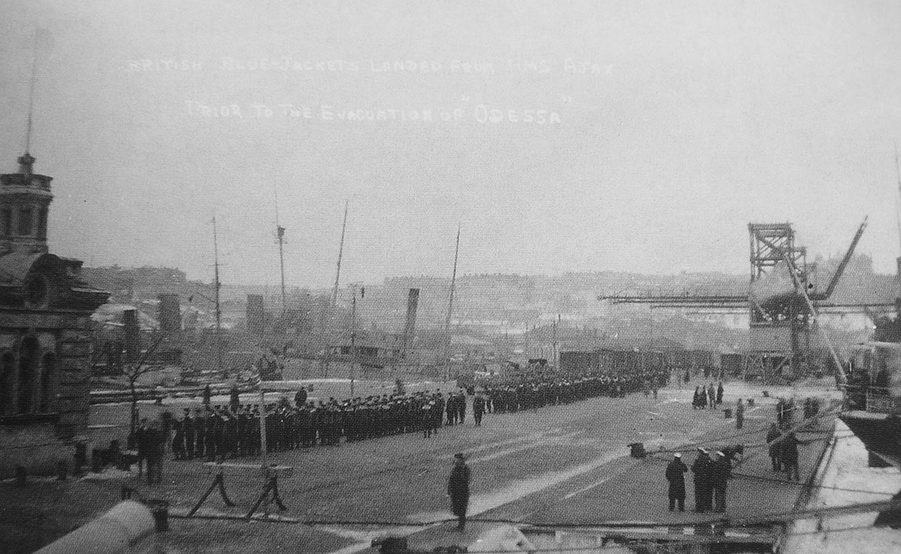 Britanniques arrivés à bord du croiseur HMS Ajax dans le port d'Odessa pour l'évacuation de la ville