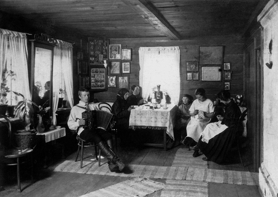 Znotraj ruske izbe, 1925.
