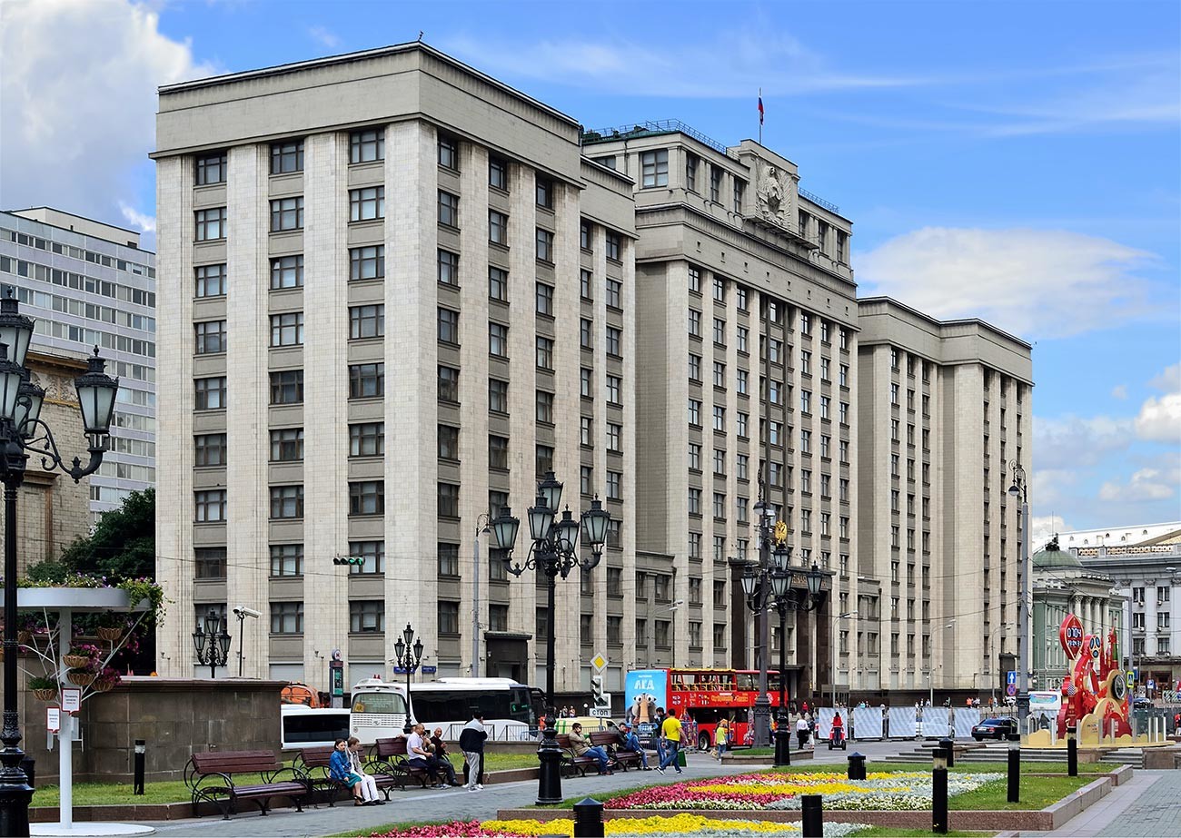 Moskau, 2017. Das Gebäude der Staatsduma. Architekt Arkadij Langman, 1935.