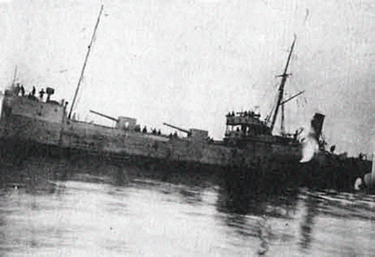 Kapal penjelajah tambahan Soviet Rosa Luxemburg turut dalam serangan Enzeli.